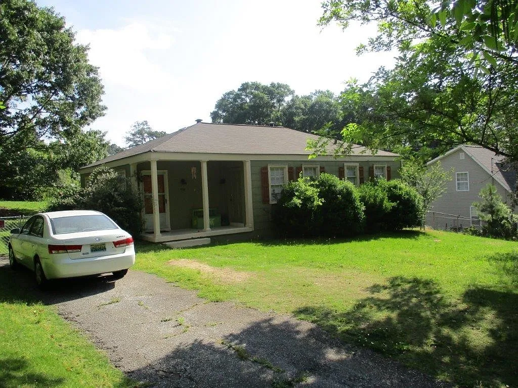 919 Lakeview Drive — Photo 1