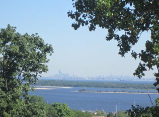 16 Bay St, Highlands, NJ 07732