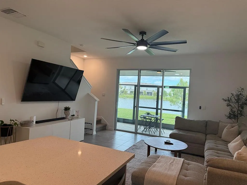 3 bed, 2.5 bath, 1702 sqft, $2,600 — Photo 2