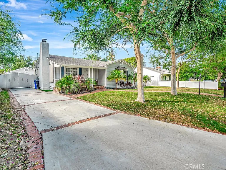 22907 Leonora Dr — Photo 44