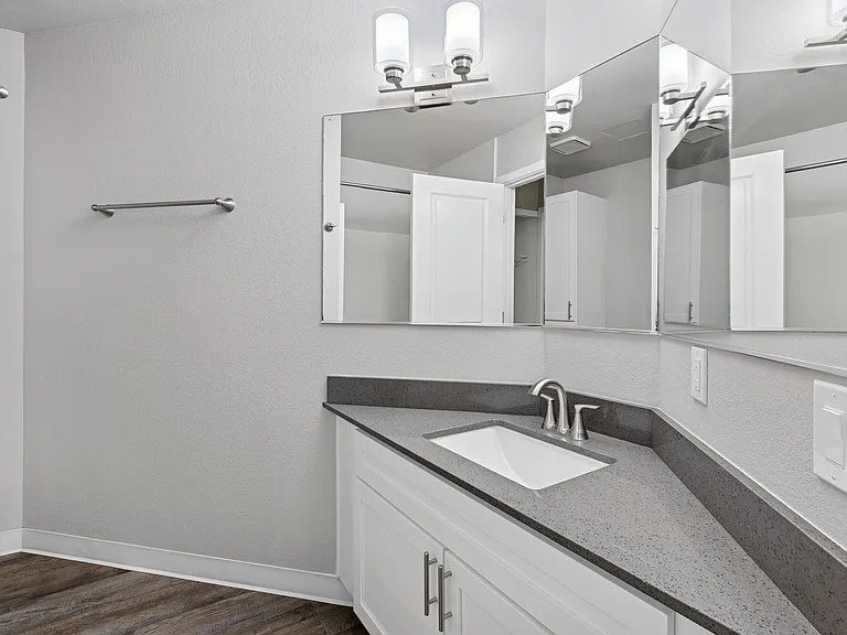 Sunset Summit Apartments — Photo 25