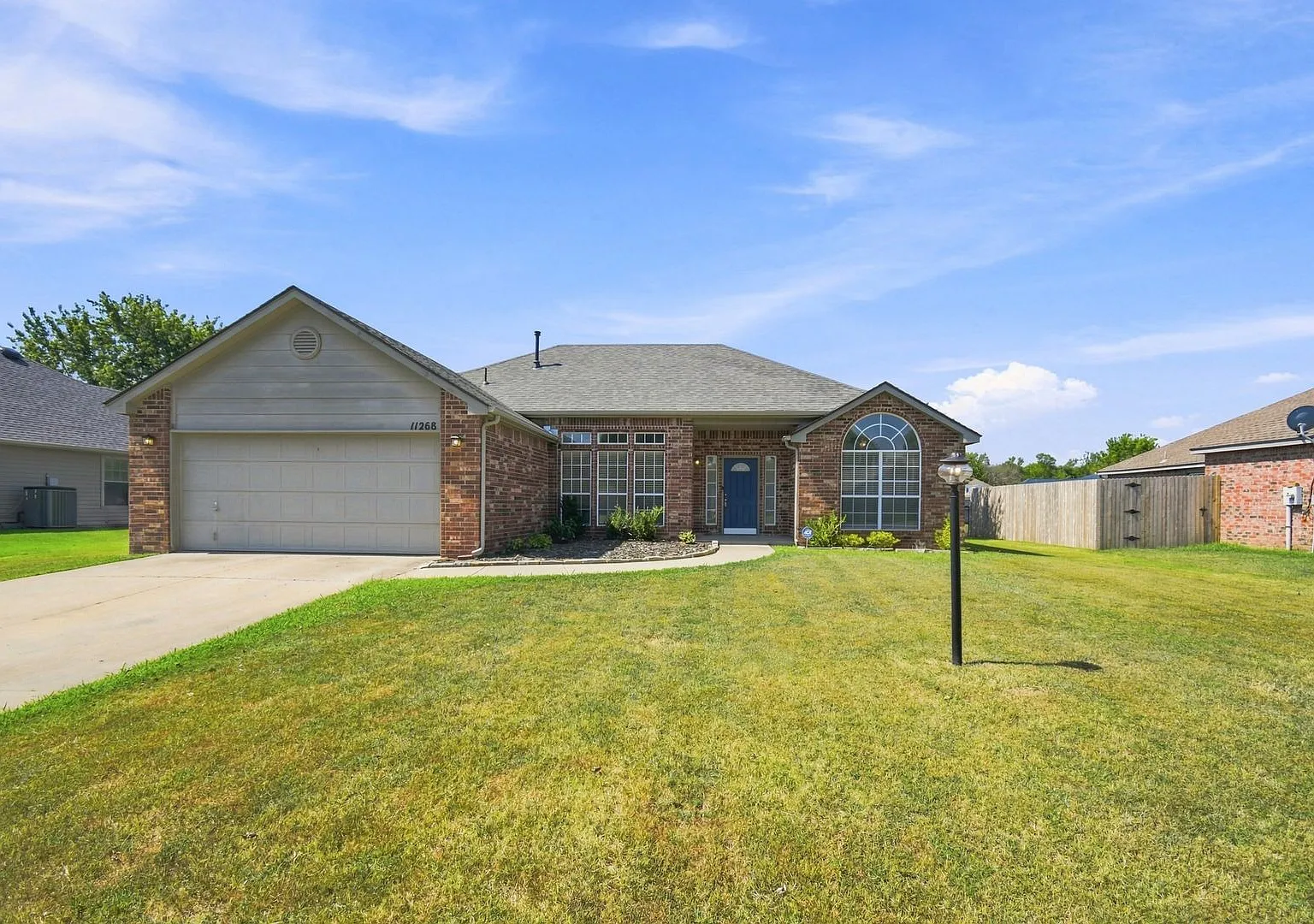 Spacious 3-Bedroom Home in Coweta with Fireplace & Covered Patio! — Photo 1