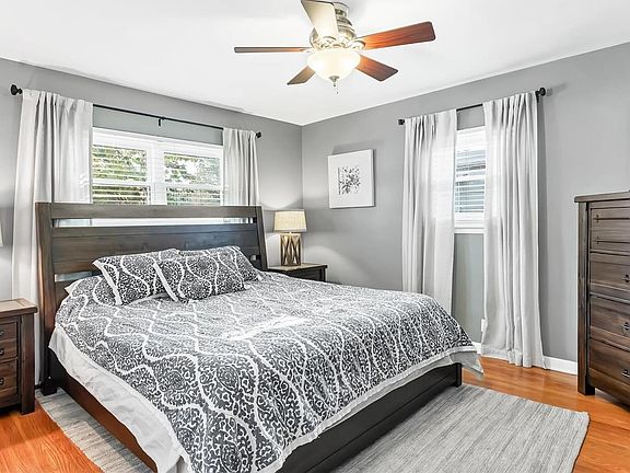 4th image of 909 Barton Pl
