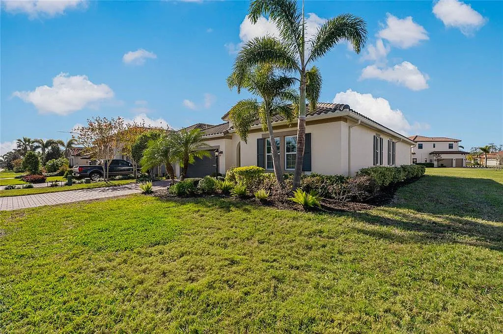 4 bed, 2.0 bath, 1999 sqft, $3,600 — Photo 3