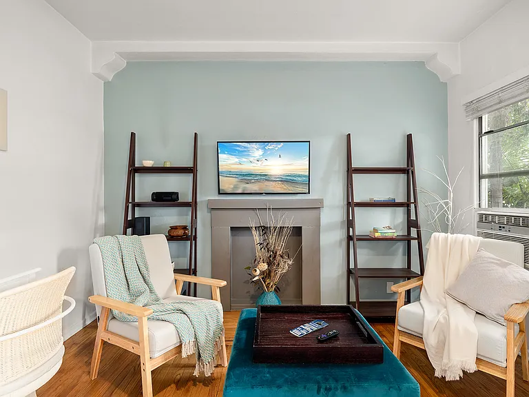 1142 Harvard St #5 — Photo 1