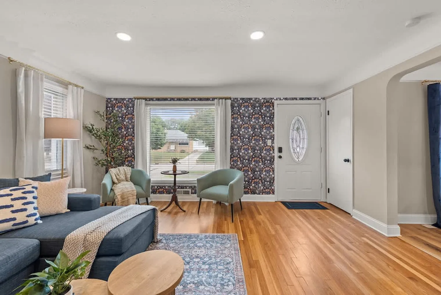 3 bed, 2.0 bath, 1087 sqft, $3,564 — Photo 2