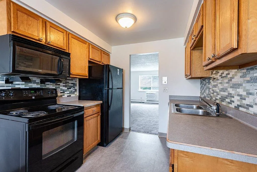 Glenbrook Manor Apartment Homes — Photo 4