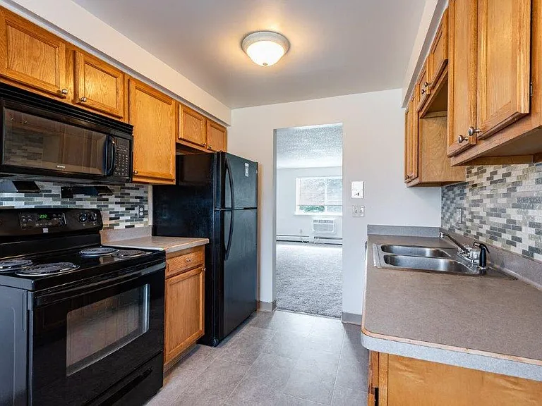 Glenbrook Manor Apartment Homes — Photo 4