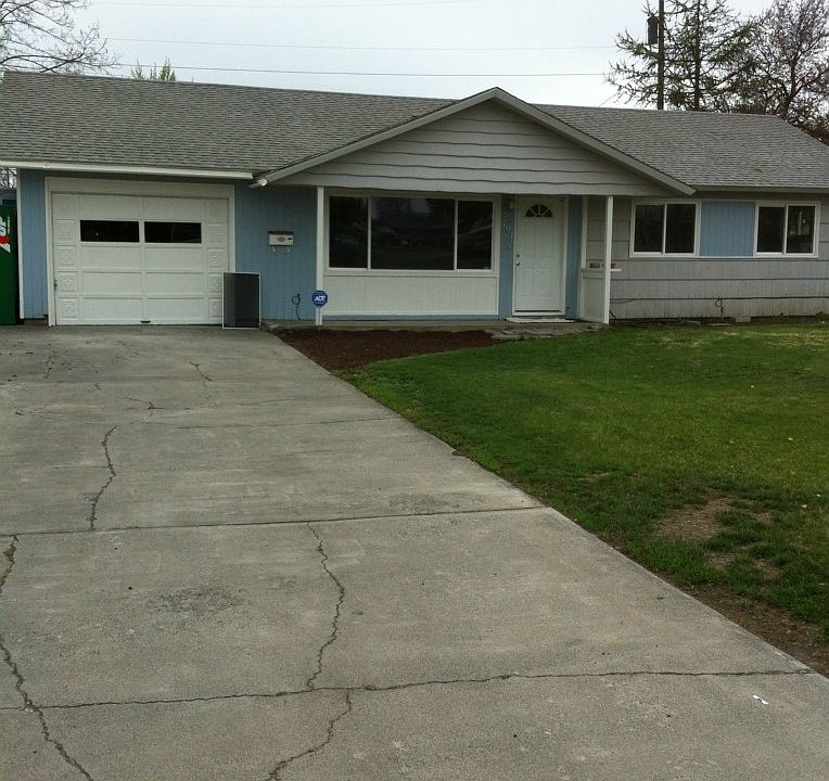 1st image of 707 W Crest Dr