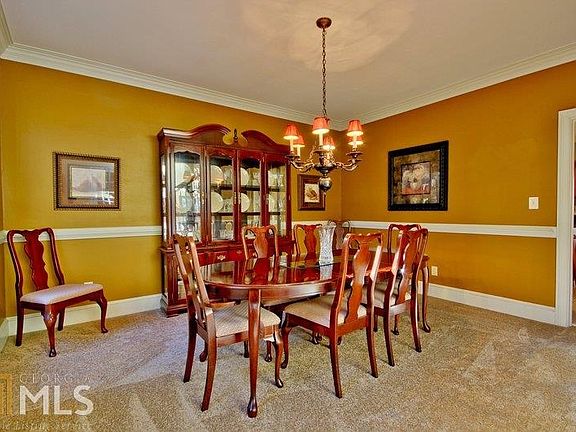 5th image of 215 Camelot Dr