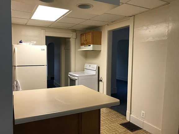 Kitchen and breakfast bar