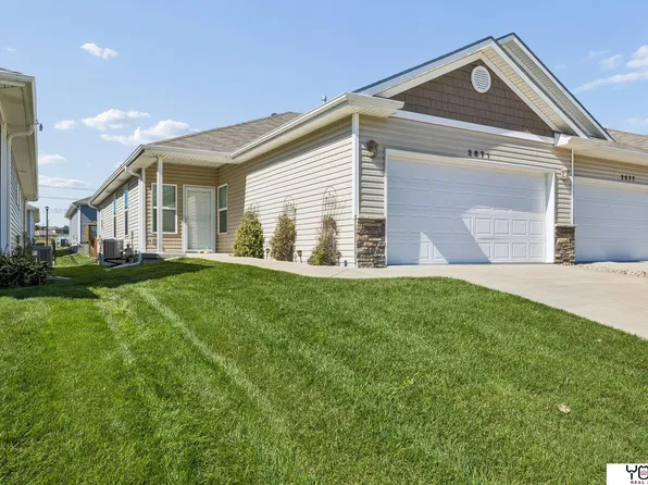2871 Wagon Dr, Lincoln, NE 68505