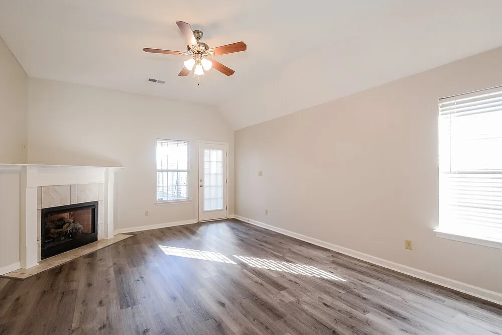 3 bed, 2.0 bath, 1475 sqft, $1,935 — Photo 3