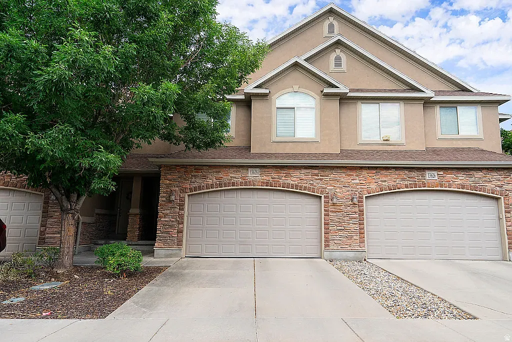 4 bed, 3.5 bath, 2243 sqft, $2,600 — Photo 1