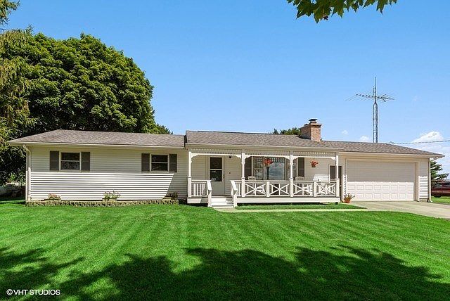 Welcome to the country! Meticulously maintained and ready for you to make it home! 2.5 car garage a 
