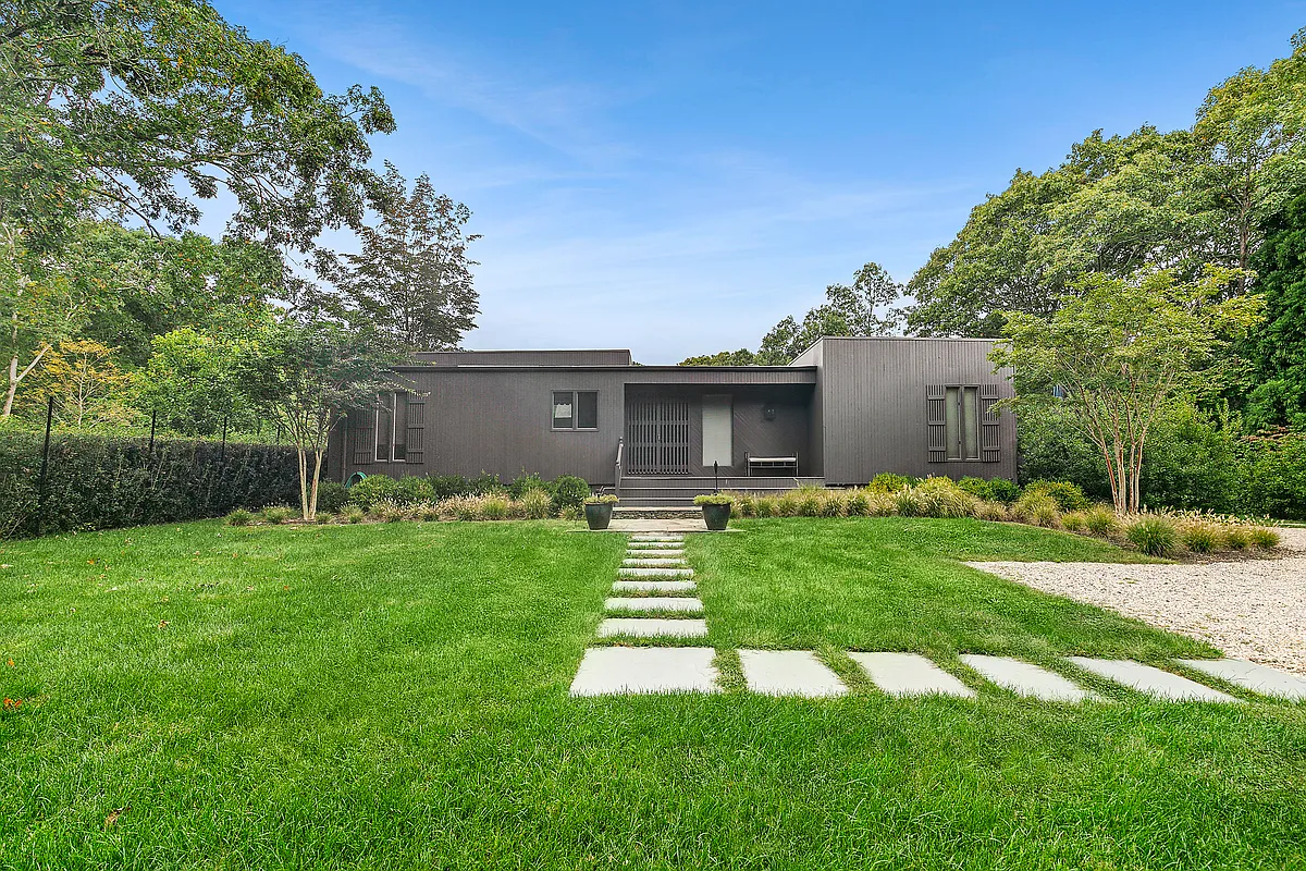 Building Photo - 1 Oakwood Ct
