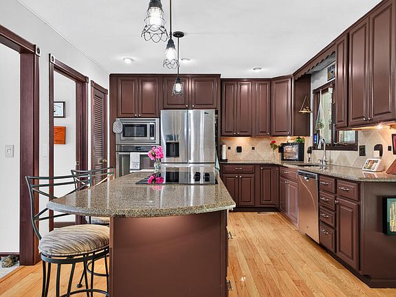 4th image of 53 Lakehurst Ln