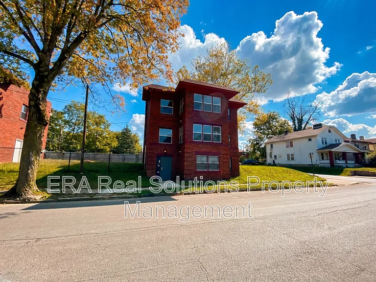 1106 Oakwood Ave — Photo 1