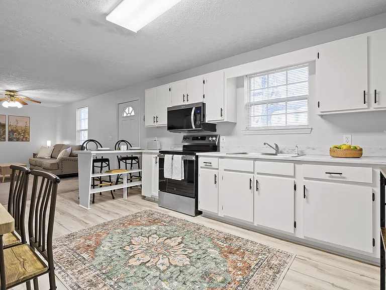 800 Poindexter Ave — Photo 1