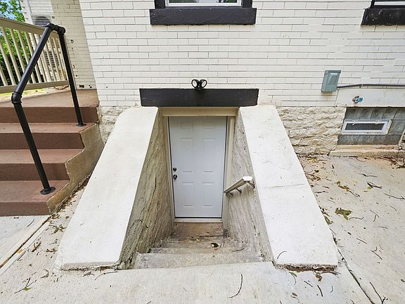 3rd image of 568 Hale Ave #1