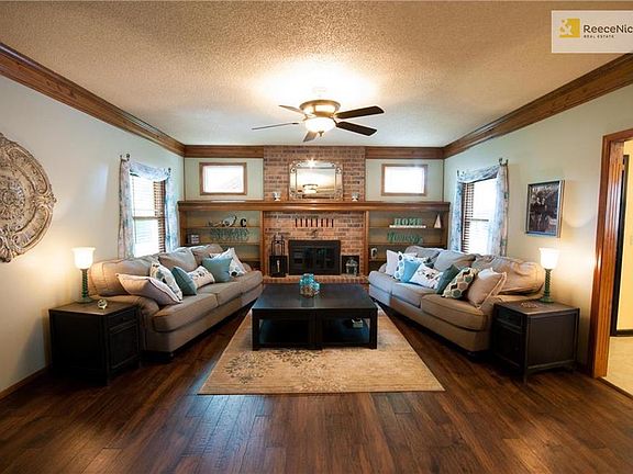 3rd image of 631 NE Clubhouse Dr