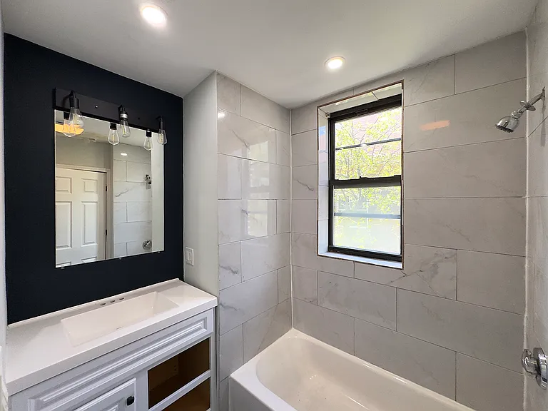 16 Charlotte St #2L — Photo 8