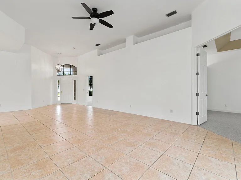 435 SW Jefferson Cir — Photo 8