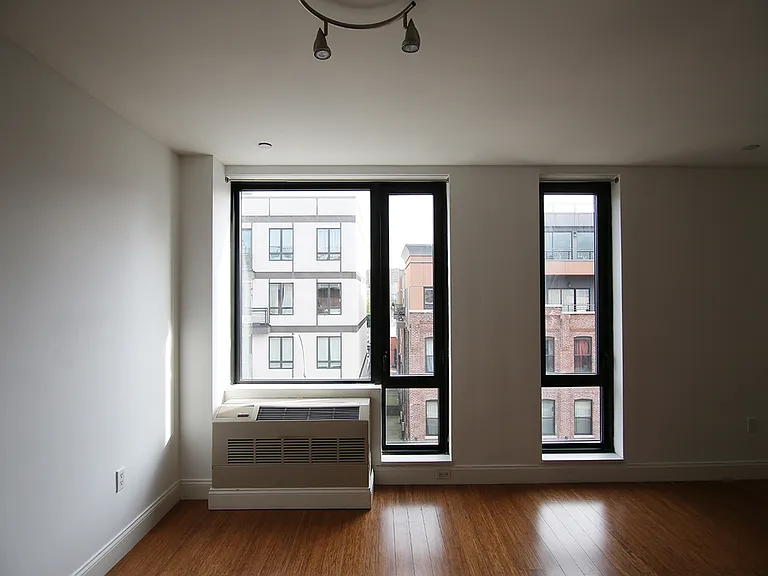 832 De Kalb Ave #4D — Photo 1