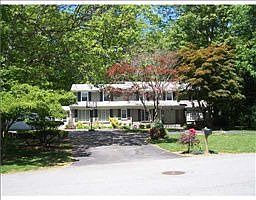 3rd image of 15 Mayflower Dr