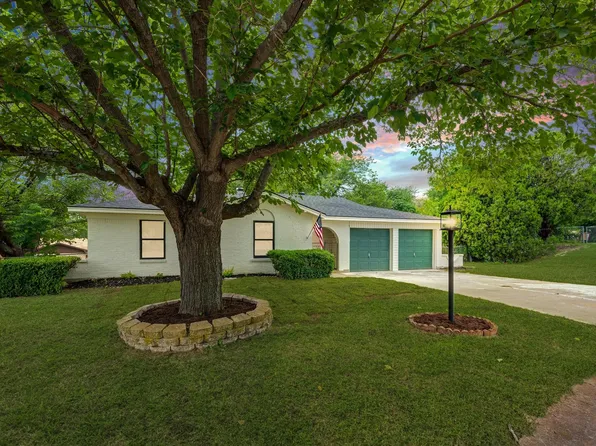 121 Lochness Ln, Benbrook, TX 76126