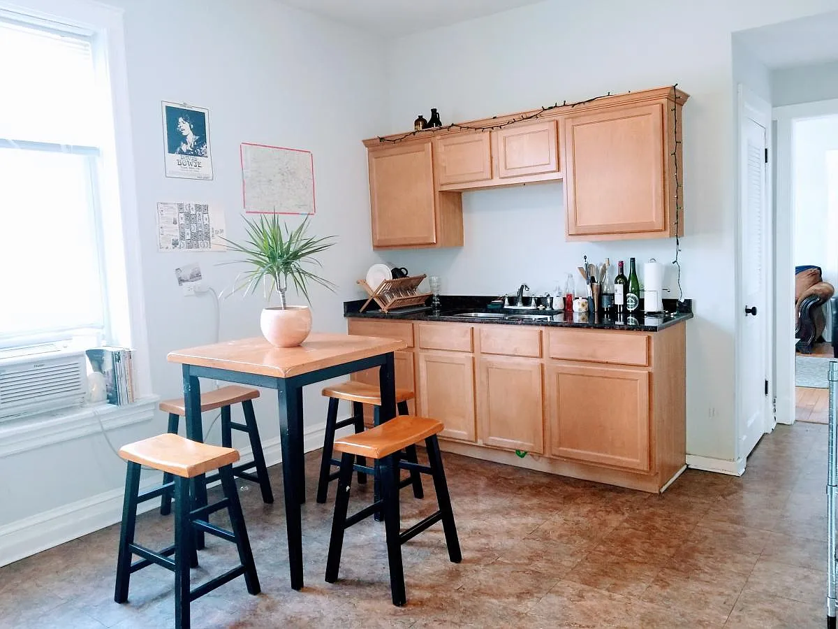 1143 N Rockwell St — Photo 3