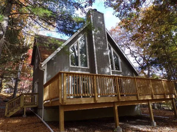 121 Edinburgh Rd, Bushkill, PA 18324