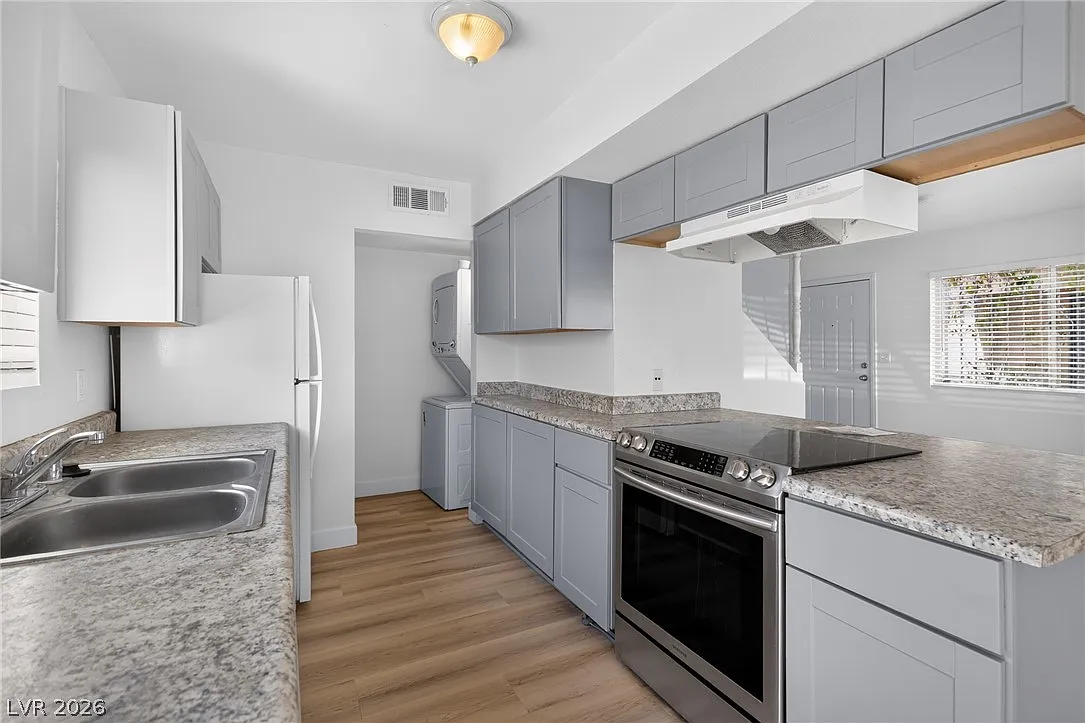2 bed, 2.0 bath, 3748 sqft, $1,300 — Photo 3