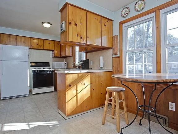 5th image of 9 Duggan Cir