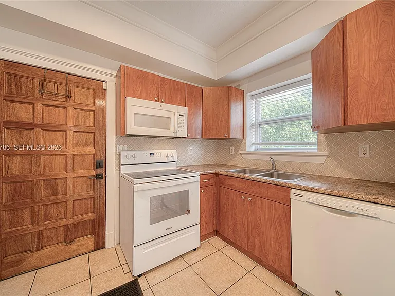 2205 SW 13th St #B — Photo 2