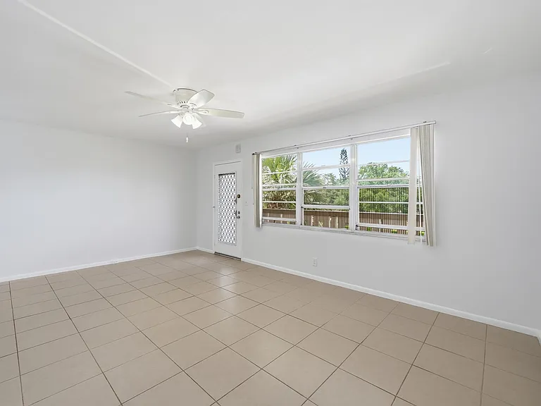 2401 Antigua Cir #J3 — Photo 8