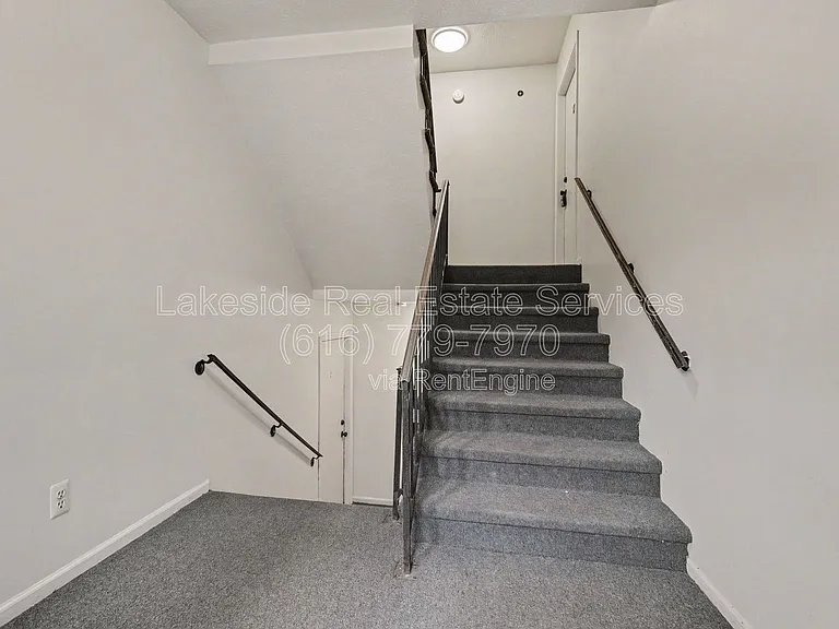 Maple Leaf Apartments — Photo 81