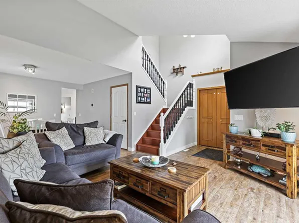 32 W Millrise Cres SW, Calgary, AB T2Y 2H6