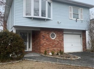 123 Lakeway Dr, West Babylon, NY 11704