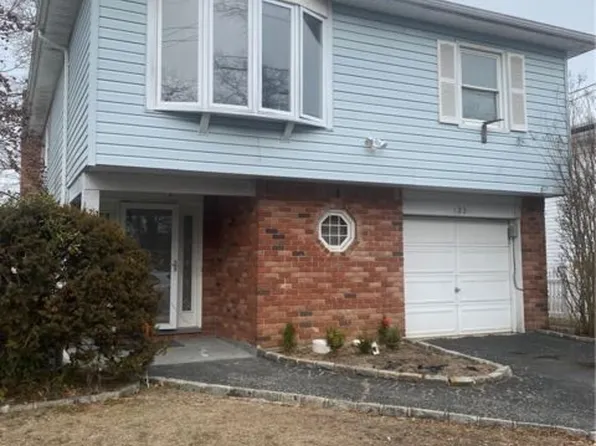 123 Lakeway Dr, West Babylon, NY 11704