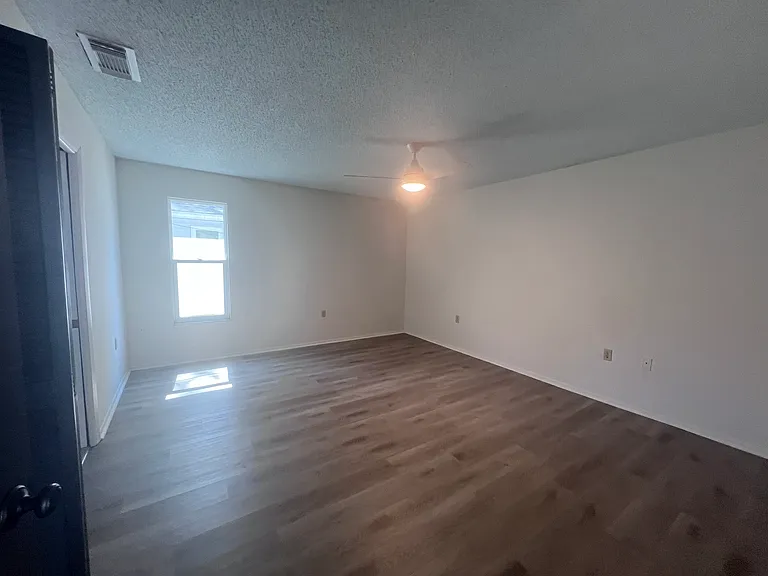 2563 Temple St — Photo 13