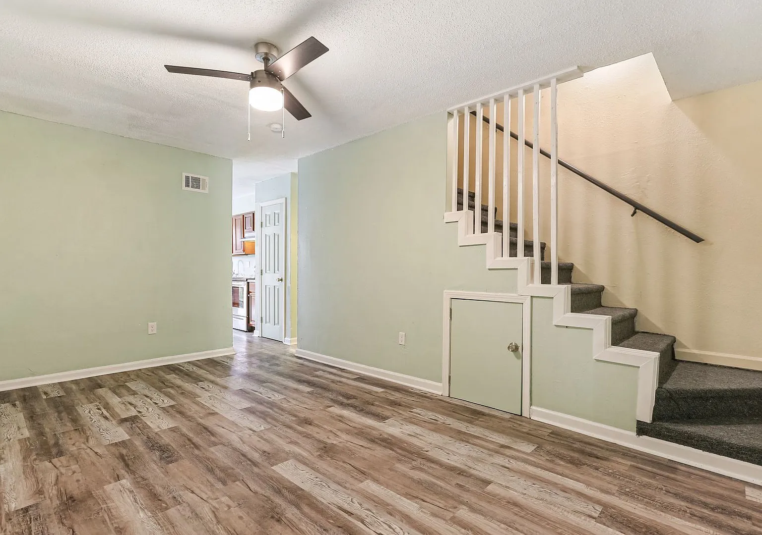 Modern 2BR Townhouse-Style Apartment | 1,010 Sq. Ft. | Renovated Interior | Westbank Expressway L... — Photo 1