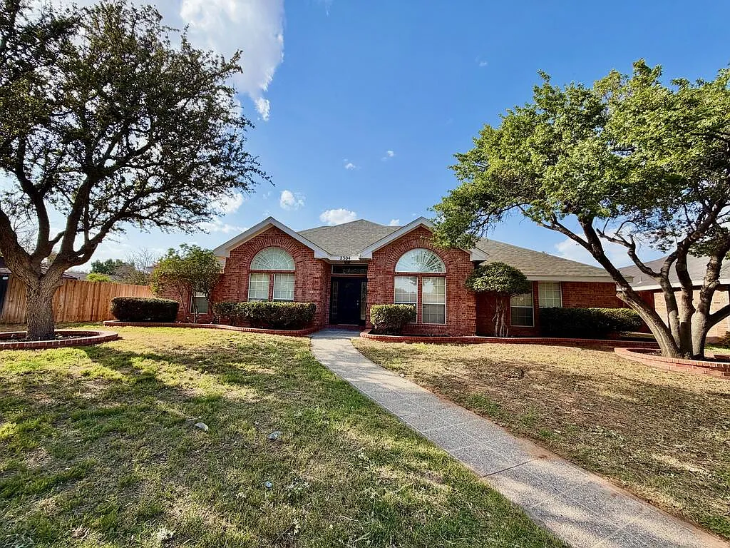 3 bed, 2.0 bath, 2327 sqft, $3,100 — Photo 1