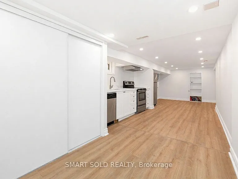10 Holman Cres #LOWER — Photo 4