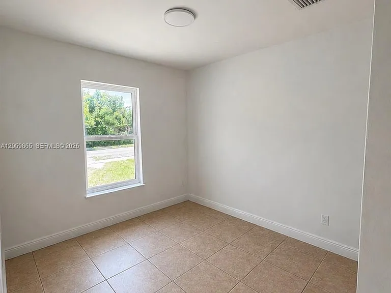 5202 NE 14th Ter — Photo 16