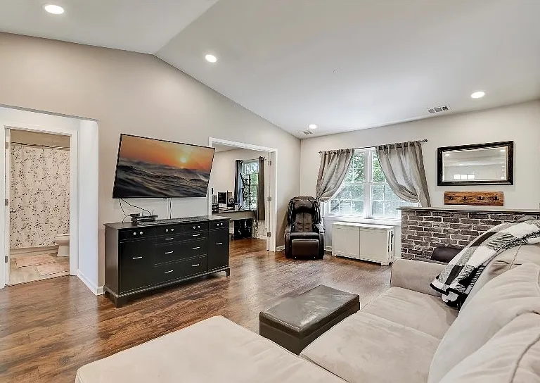 120 E Winchester Rd — Photo 1