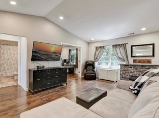 120 E Winchester Rd, Libertyville, IL 60048