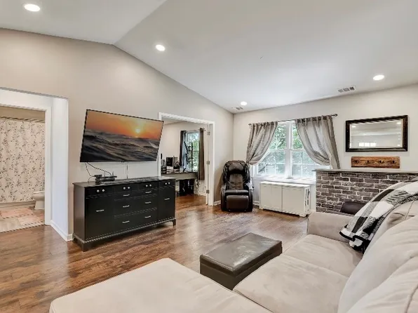 120 E Winchester Rd, Libertyville, IL