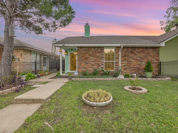305 Gregory Ln, Grand Prairie, TX 75052