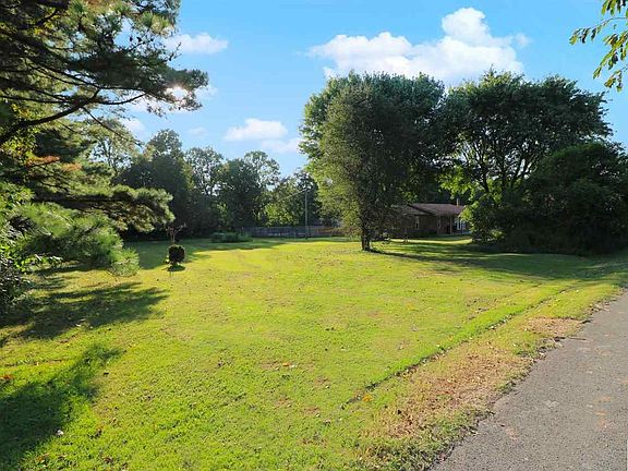 4th image of 636 Marsha Dr